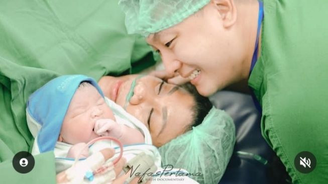 Artis Rayakan Natal Perdana Sebagai Ibu (Instagram/@uvanova.regina)