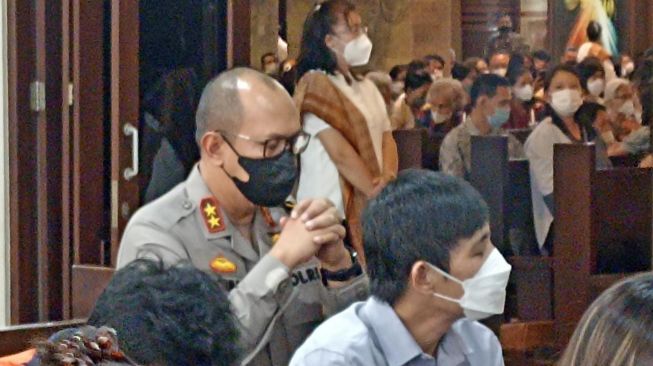 Berseragam, Kapolda Sumsel Ikuti Misa Natal di Gereja Paroki Khatolik St Yoseph Palembang