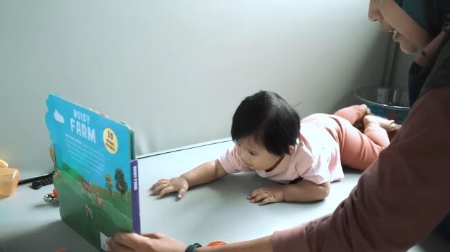 Gemas Overload! Baby Ameena Belajar Merangkak, Normalnya Mulai Usia Berapa sih?