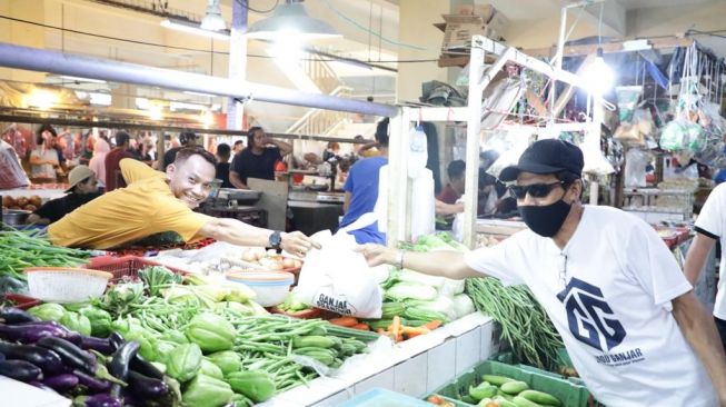 Pedagang Pasar, PKL Hingga Tukang Becak di Banten Dapat Sembako Gratis