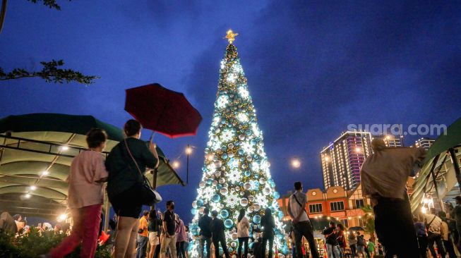 Warga memadati kawasan La Riviera yang merupakan salah satu pulau reklamasi saat hari raya Natal, di Pantai Indah Kapuk (PIK 2), kabupaten Tangerang, Banten, Minggu (25/12/2022).  [SuaraSerang/Wawan Kurniawan]