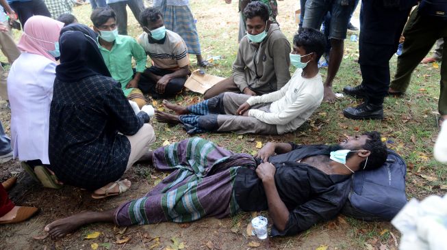 Petugas kebugaran memeriksa kondisi kemampuan fisik beberapa orang imigran etnis Rohingya pasca terdampar di tempat pantai Desa Ladong, Kota Aceh Besar, Aceh, Akhir Pekan (25/12/2022). [NTARA FOTO/Ampelsa].