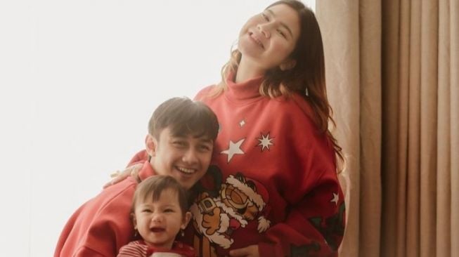 Bahagia  Sambut Natal dengan Anggota Baru, Ini8 Artis Rayakan Natal Perdana Sebagai Ibu