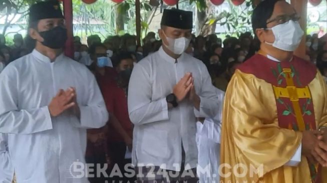 Potret Toleransi Perayaan Natal di Kampung Sawah Kota Bekasi, Lengkap dengan Peci dan Sarung