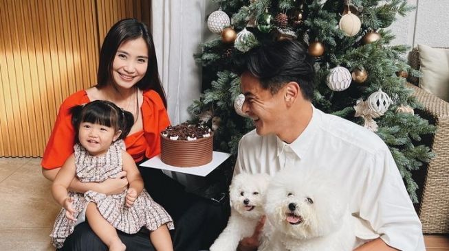 Artis Rayakan Natal Perdana Sebagai Ibu (Instagram/@fionaanthony)