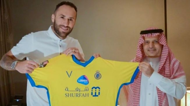 Kiper timnas Kolombia, David Ospina (kiri) saat bergabung ke klub Al-Nassr yang berlaga di Saudi Pro League. (Twitter/AlNassrFC_EN)