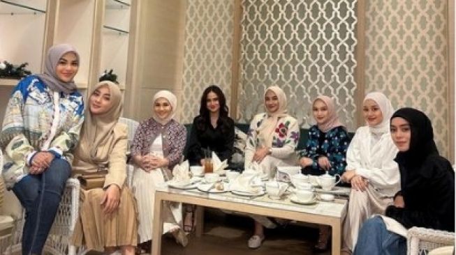 Geng arisan Lesti Kejora yang terdiri dari Aurel Hermansyah, Kesha Ratuliu, Syifa Hadju, Dinda Hauw hingga Melody Nurramdhani Laksani. [Instagram/@lestykejora]