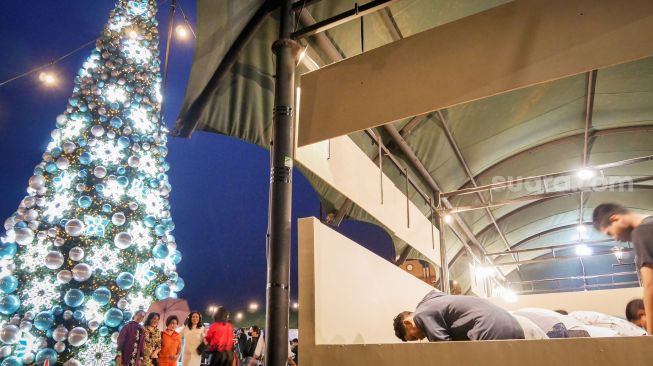 Warga memadati kawasan La Riviera yang merupakan salah satu pulau reklamasi saat hari raya Natal, di Pantai Indah Kapuk (PIK 2), Kabupaten Tangerang, Banten, Minggu (25/12/2022).  [SuaraSerang/Wawan Kurniawan]