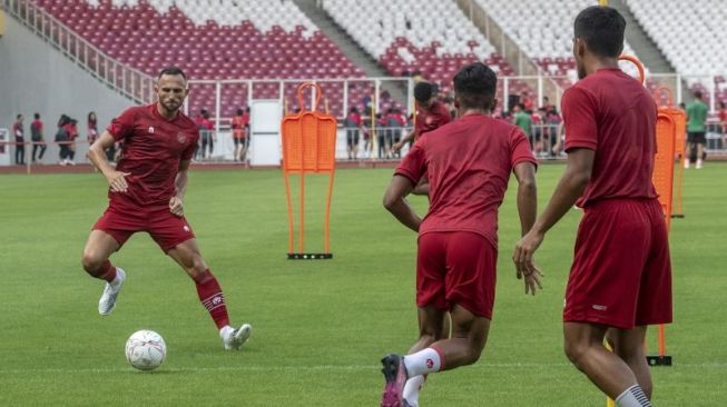 Striker Timnas Indonesia, Ilija Spasojevic (kiri) melakukan sesi latihan. [ANTARA FOTO/Muhammad Adimaja]