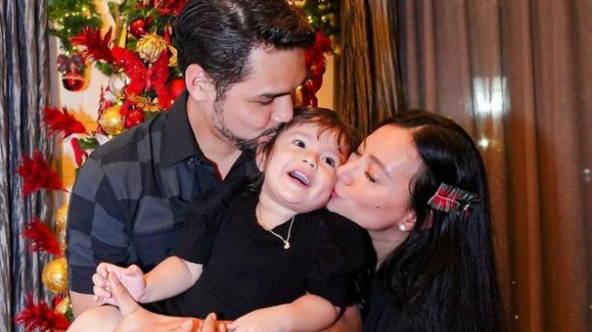 Pemotretan Keluarga Seleb Tema Natal (Instagram/@asmirandah89)