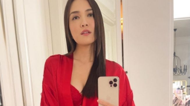 Shandy Aulia Unggah Foto di Atas Kasur, Warganet: Otakku Travelling!