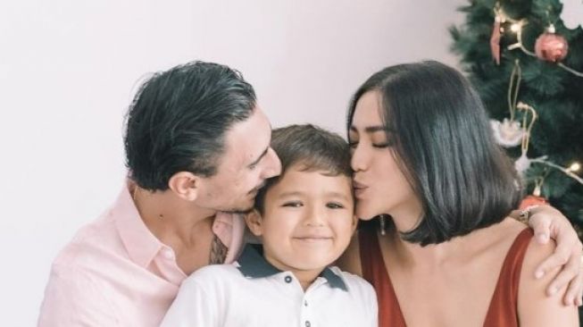 10 Momen Perayaan Natal Jessica Iskandar Bareng Keluarga, Bajunya Kena Sentil Netizen