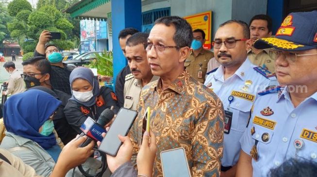 Penjabat (Pj) Gubernur DKI Jakarta Heru Budi Hartono saat ditemui wartawan di kawasan Cakung, Jakarta Timur.. (Suara.com/Fakhri)