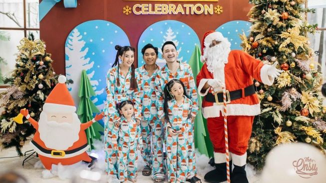 Pemotretan Keluarga Seleb Tema Natal (Instagram/@ruben_onsu)