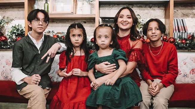 Pemotretan Keluarga Seleb Tema Natal (Instagram/@joannaalexandra)