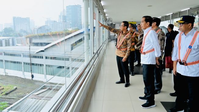 Presiden Joko Widodo didampingi Pj Gubernur Jakarta Heru Budi Hartono dan Menhub Budi Karya Sumadi di sela-sela peresmian Stasiun Manggarai Tahap I di Jakarta Selatan, Senin (26/12/2022). [Laily Rachev - Biro Pers Sekretariat Presiden]