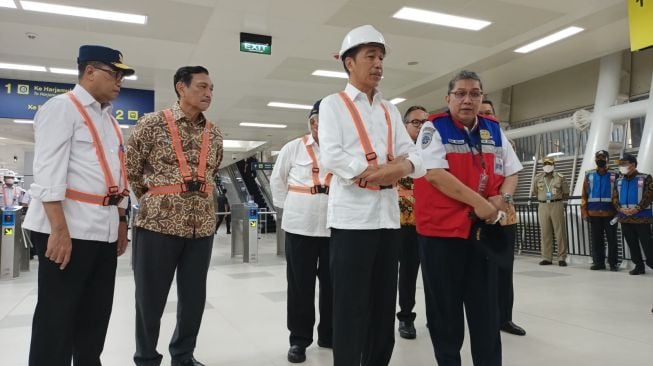 Jokowi: LRT Jabodebek Diharapkan Beroperasi Juli 2023, Bareng Kereta Cepat