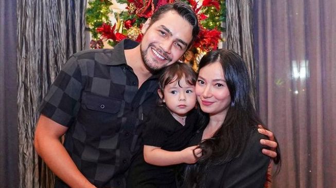 10 Keseruan Pemotretan Keluarga Artis di Hari Natal, Asmirandah Batasi Kolom Komentar