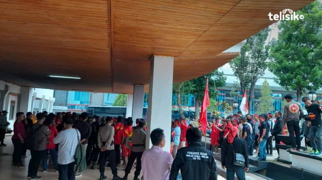 Dianggap Tak Mewakili Warga Sultra, Massa Demo DPRD Tolak Pembangunan Patung Pahlawan Oputa Yi Koo