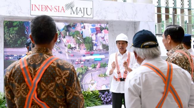 Presiden Joko Widodo di area Stasiun Taman Mini Indonesia Indah (TMII) usai menumpang kereta Light Rail Transit (LRT) dari Stasiun Harjamukti, Senin (26/12/2022). [Foto: Muchlis Jr - Biro Pers Sekretariat Presiden]