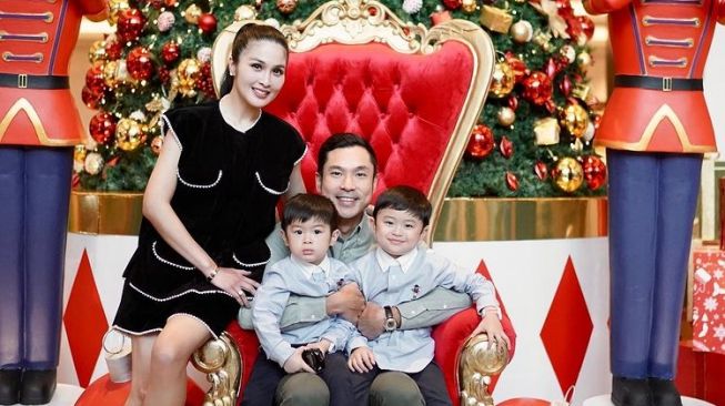 Pemotretan Keluarga Seleb Tema Natal (Instagram/@sandradewi88)