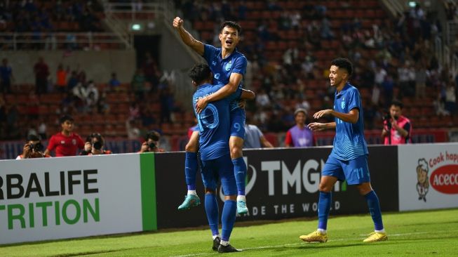 Pemain Thailand rayakan kemenangan atas Filipina dalam laga kedua Grup A Piala AFF 2022 yang digelar di Stadion Thammasat, Senin (26/12/2022). [Foto: affmitsubishielectriccup.com]