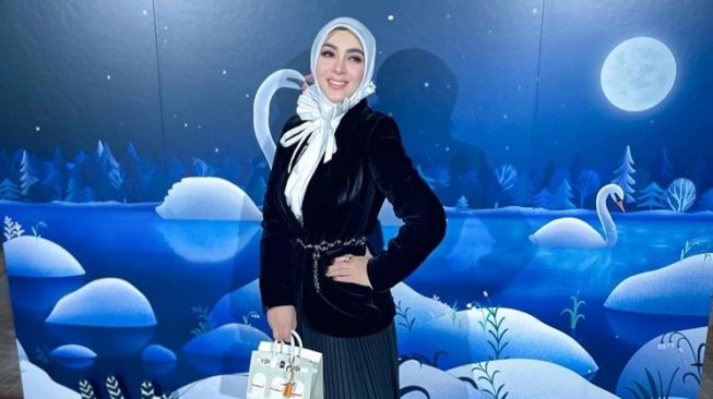 Potret Syahrini Tenteng Tas Rp4,9 Miliar (Instagram/@princessyahrini)