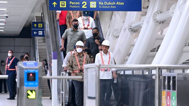 Presiden Joko Widodo (kanan) di area Stasiun Taman Mini Indonesia Indah (TMII) usai menumpang kereta Light Rail Transit (LRT) dari Stasiun Harjamukti, Senin (26/12/2022). [Foto: Muchlis Jr - Biro Pers Sekretariat Presiden]