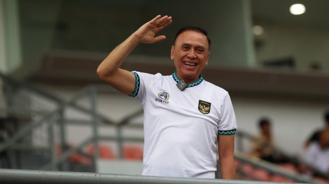 Ketua Umum PSSI Mochamad Iriawan menyaksikan pertandingan Timnas Indonesia kontra Brunei Darussalam di Stadion Kuala Lumpur, Malaysia, Senin (26/12/2022). [PSSI]