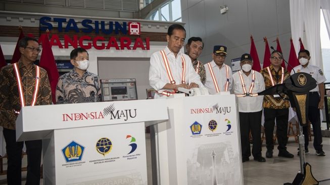 Presiden Joko Widodo (ketiga kiri) mendorong tuas sirine dalam peresmian Stasiun Manggarai Tahap I di Jakarta Selatan, Senin (26/12/2022). [ANTARA FOTO/Sigid Kurniawan].