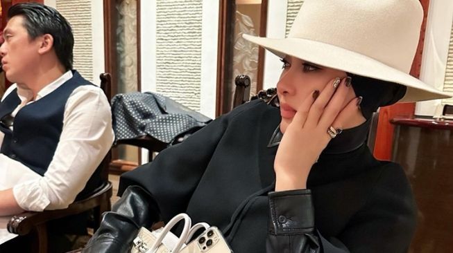 Potret Syahrini Tenteng Tas Rp4,9 Miliar (Instagram/@princessyahrini)