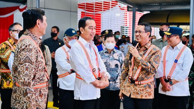 Presiden Joko Widodo didampingi Pj Gubernur Jakarta Heru Budi Hartono dan Menhub Budi Karya Sumadi di sela-sela peresmian Stasiun Manggarai Tahap I di Jakarta Selatan, Senin (26/12/2022). [Laily Rachev - Biro Pers Sekretariat Presiden]