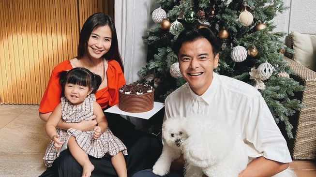 Pemotretan Keluarga Seleb Tema Natal (Instagram/@dionwiyoko)