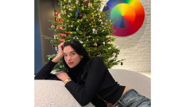 Potret Dua Lipa saat Nikmati Libur Natal, Tampil Kasual Kenakan Turtleneck