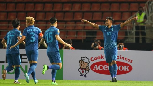 Pemain Thailand rayakan gol Teerasil Dangda ke gawang Filipina dalam laga kedua Grup A Piala AFF 2022 yang digelar di Stadion Thammasat, Senin (26/12/2022). [Foto: affmitsubishielectriccup.com]