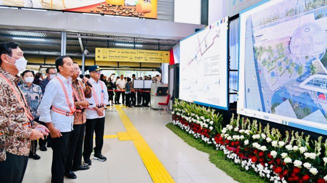 Presiden Joko Widodo didampingi Pj Gubernur Jakarta Heru Budi Hartono dan Menhub Budi Karya Sumadi di sela-sela peresmian Stasiun Manggarai Tahap I di Jakarta Selatan, Senin (26/12/2022). [Laily Rachev - Biro Pers Sekretariat Presiden]