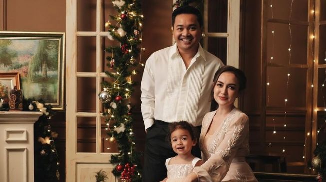 Pemotretan Keluarga Seleb Tema Natal (Instagram/@riantic)