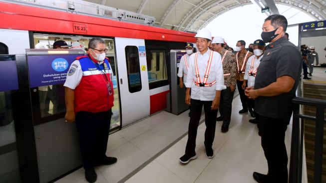 Presiden Joko Widodo (kanan) di area Stasiun Taman Mini Indonesia Indah (TMII) usai menumpang kereta Light Rail Transit (LRT) dari Stasiun Harjamukti, Senin (26/12/2022). [Foto: Muchlis Jr - Biro Pers Sekretariat Presiden]