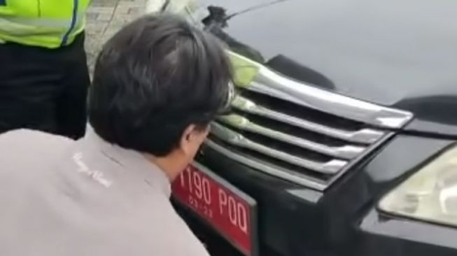 Tutup Plat Merah dengan Plat Hitam, Polisi Tegur Pengemudi Mobil di Lampu Merah Cawang