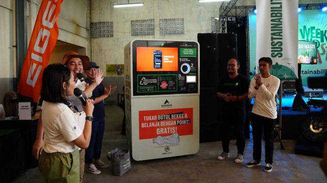 Setor Botol Plastik Bekas di Sini Anda Bakal Raih Poin untuk Ditukar Voucher Belanja, Asyik 'kan!