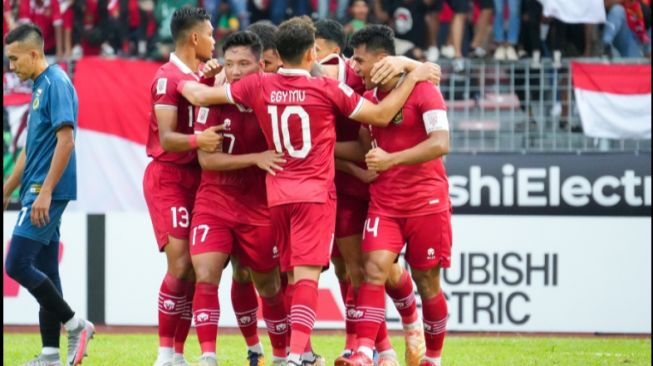 Para pemain timnas Indonesia merayakan gol yang dicetak ke gawang Brunei Darussalam (affmitsubishielectriccup.com)