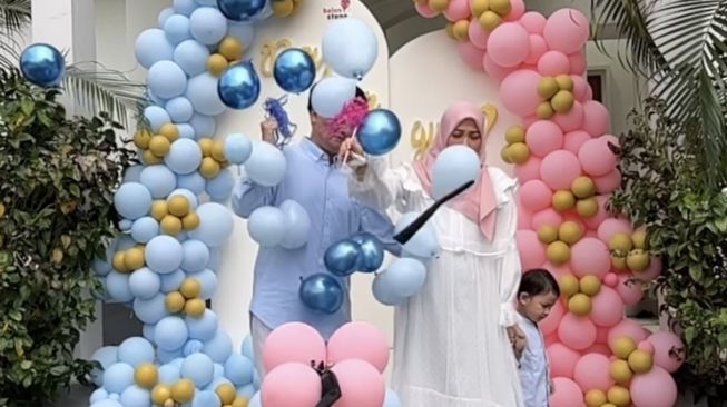 Potret Gender Reveal Anak Henny Rahman (instagram/@hennyyrahman)