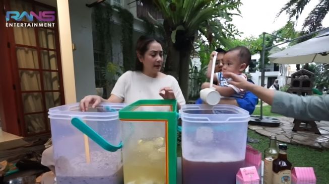 Momen Rayyanza dan Nagita Slavina Jualan Es (YouTube/Rans Entertainment)