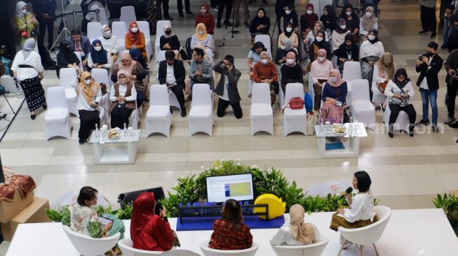 Para narasumber dari Kementerian ATR/BPN memberikan pemaparan saat acara Peringatan Hari Ibu Kementerian ATR/BPN di Sarinah, Jakarta Pusat, Selasa (27/12/2022). [Suara.com/Alfian Winanto]