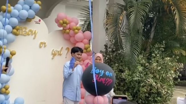 Potret Gender Reveal Anak Henny Rahman (instagram/@hennyyrahman)