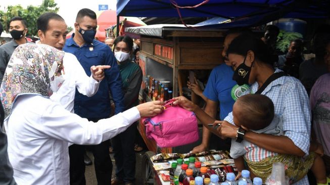 Ibu Negara Iriana Jokowi Iriana memberikan bingkisan perelengkapan sekolah di Pasar Baru Subang, Kabupaten Subang, Jawa Barat, Selasa (27/12/2022). [Foto: Kris - Biro Pers Sekretariat Presiden]