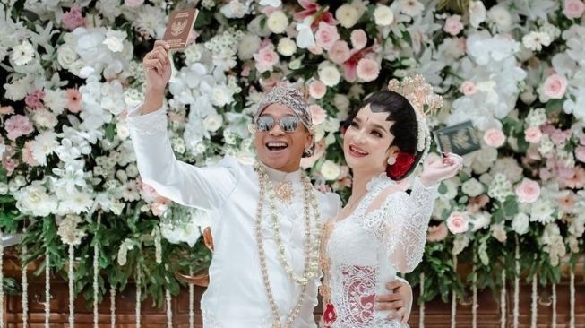 Baru Kenal 4 Bulan Langsung Menikah, Ini 8 Momen Pernikahan Peramal Wirang Birawa dengan Selebgram Umi Kalsum