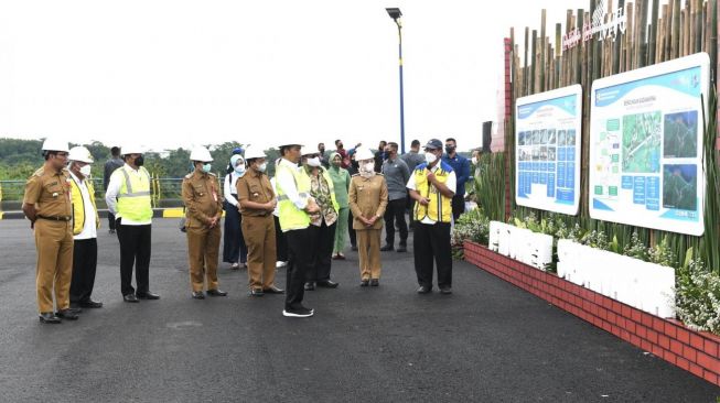 Presiden Joko Widodo (Jokowi) bersama Gubernur Jawa Barat Ridwan Kamil dan sejumlah menteri di sela-sela peresmian Bendungan Sadawarna di Kecamatan Cibogo, Kabupaten Subang, Jawa Barat. [Foto: Kris - Biro Pers Sekretariat Presiden]