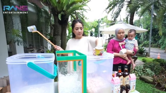 Momen Rayyanza dan Nagita Slavina Jualan Es (YouTube/Rans Entertainment)