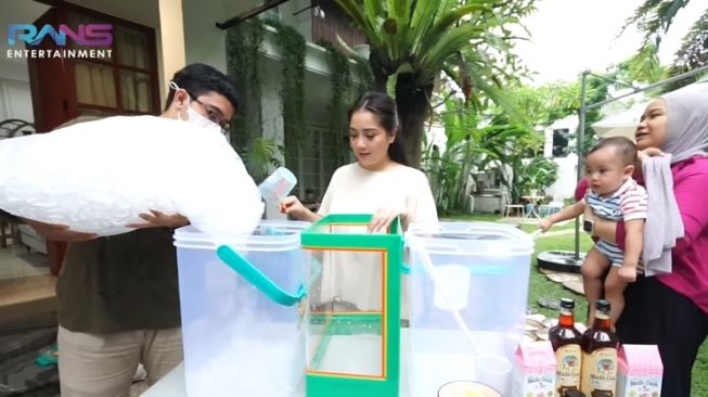 Momen Rayyanza dan Nagita Slavina Jualan Es (YouTube/Rans Entertainment)